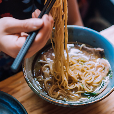 Sợi mì và nước dùng nóng